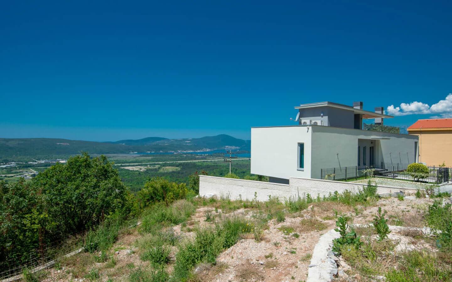 3 Bedroom Villa in Kavac - photo 1