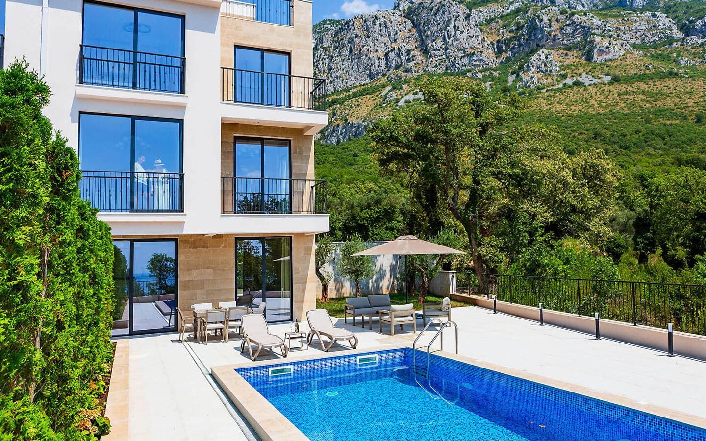 4 Bedroom Townhouse in Reževici - photo 1