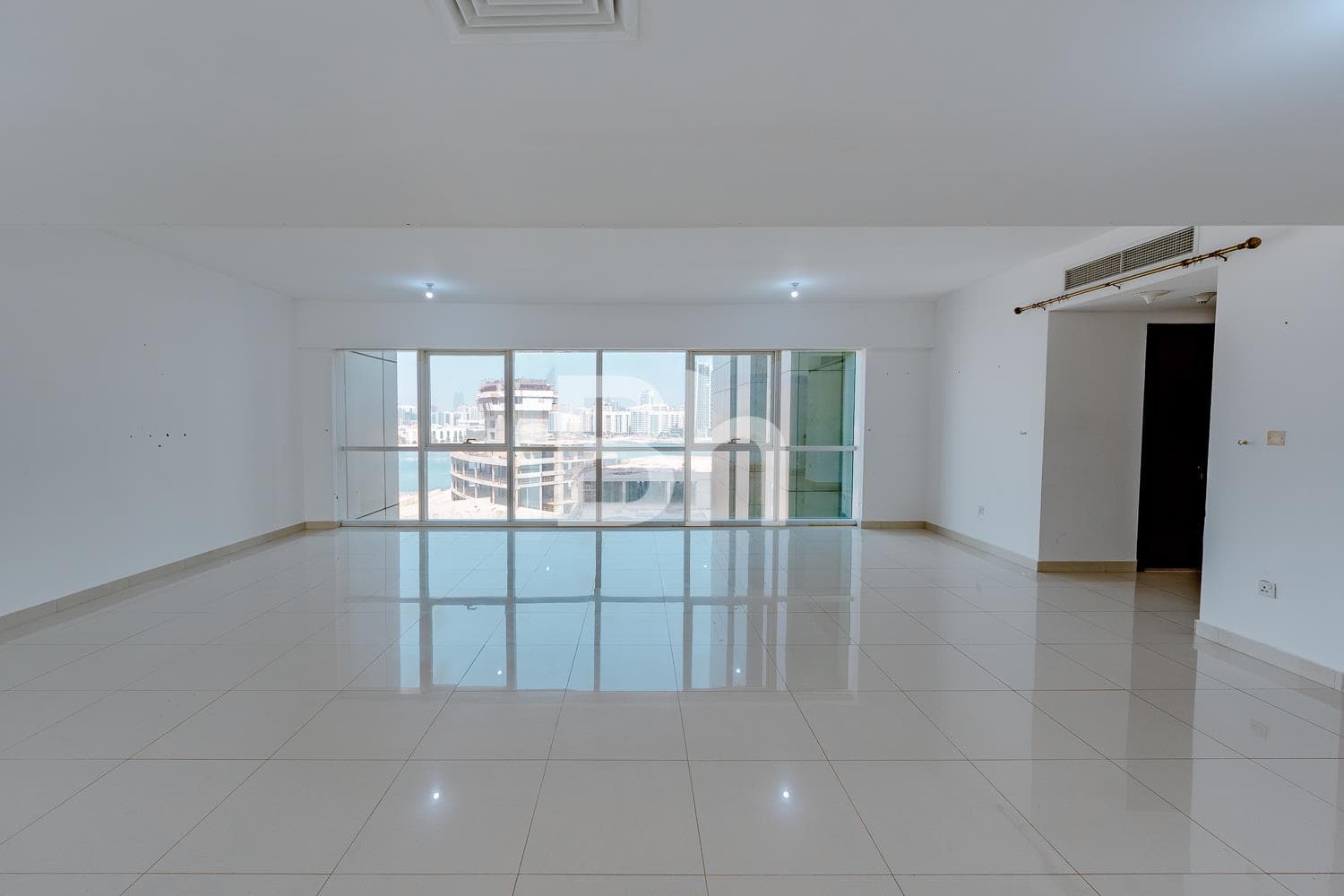 3 Bedrooms Apartment in Al Reem Island - photo 1