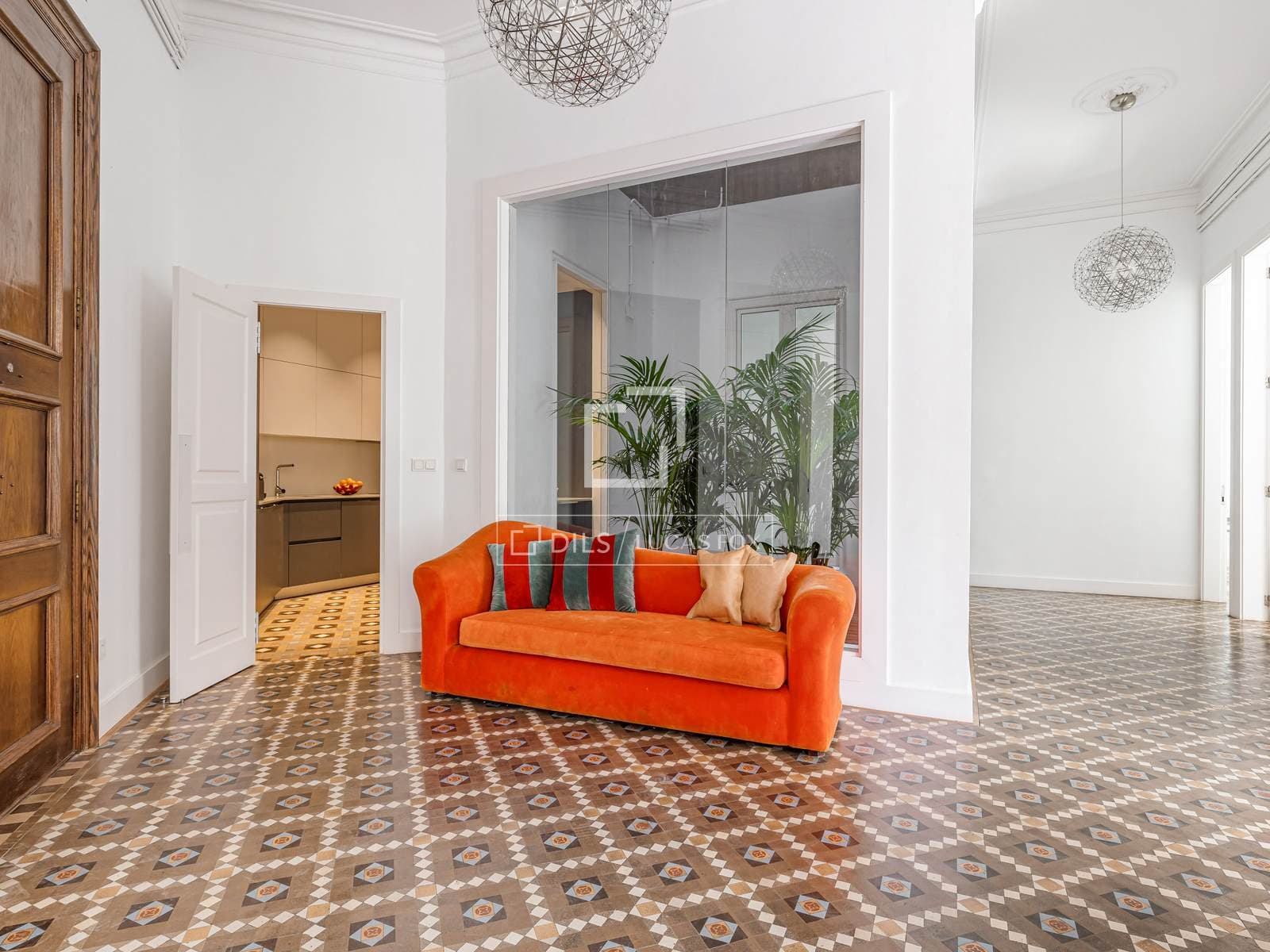 5 Bedrooms Apartment in  Ausias March - photo 2