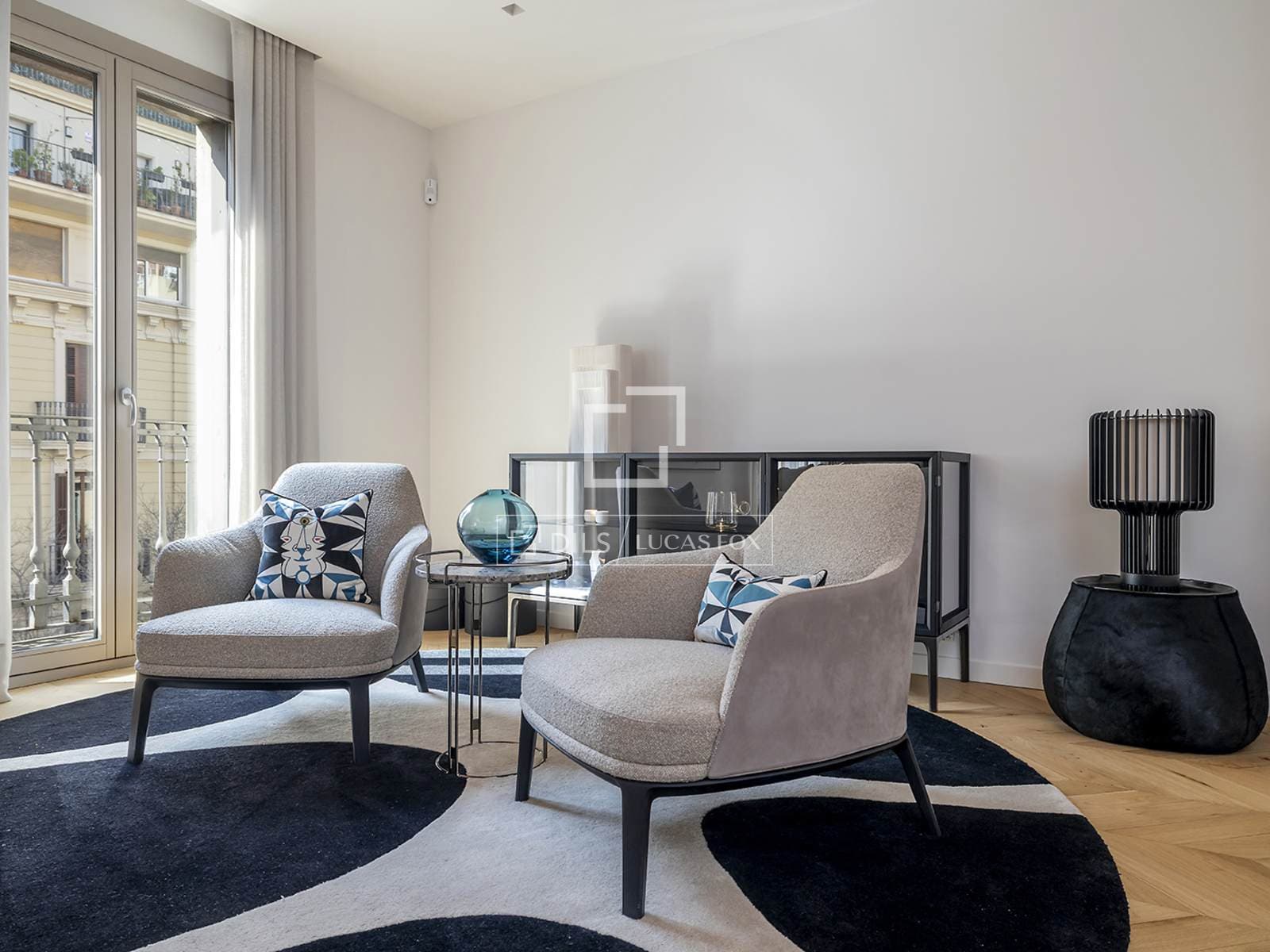 3 Bedrooms Apartment in  Pau Claris - photo 2