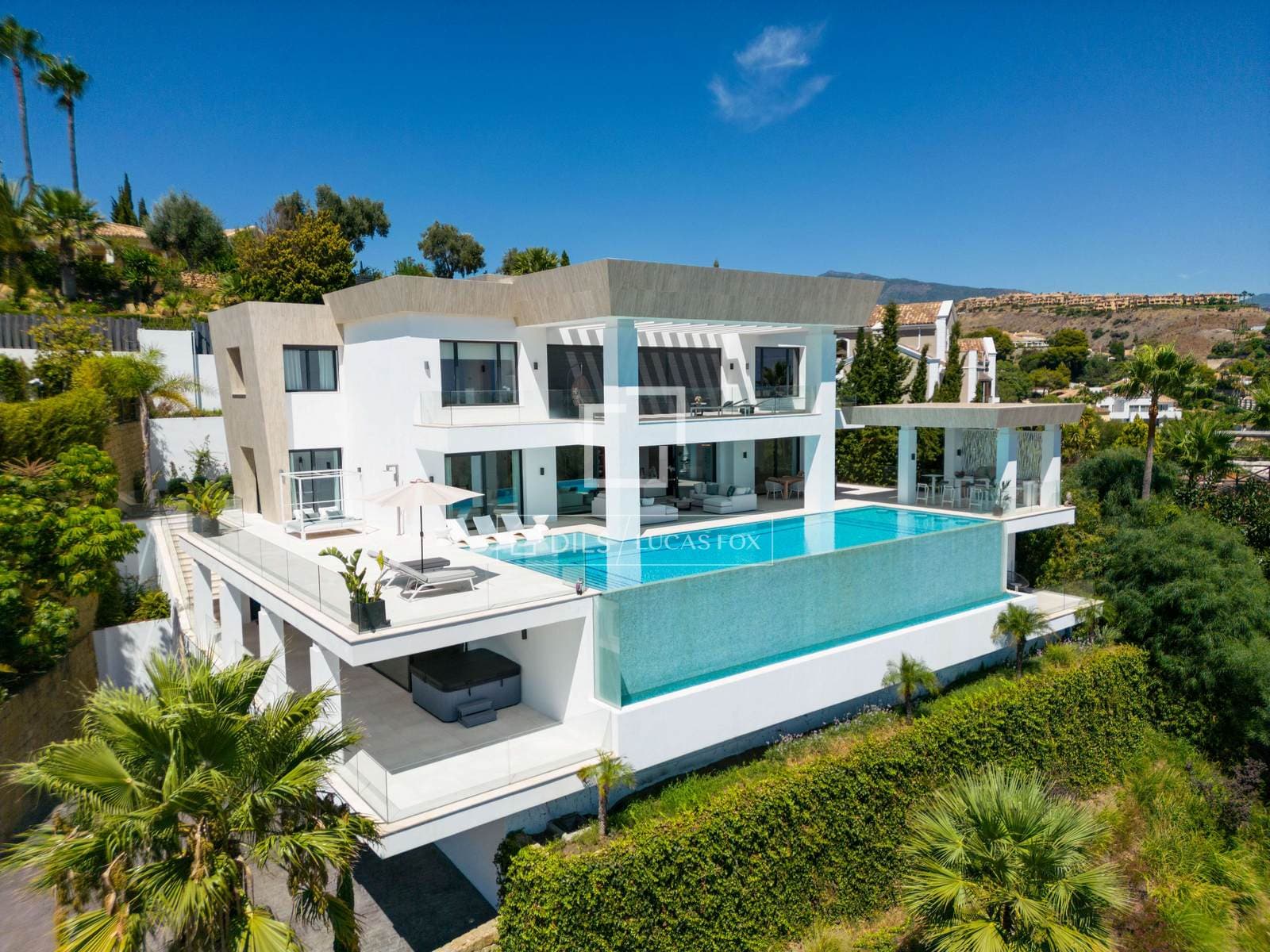 7 Bedroom House / Villa in Ur. El Paraiso 436