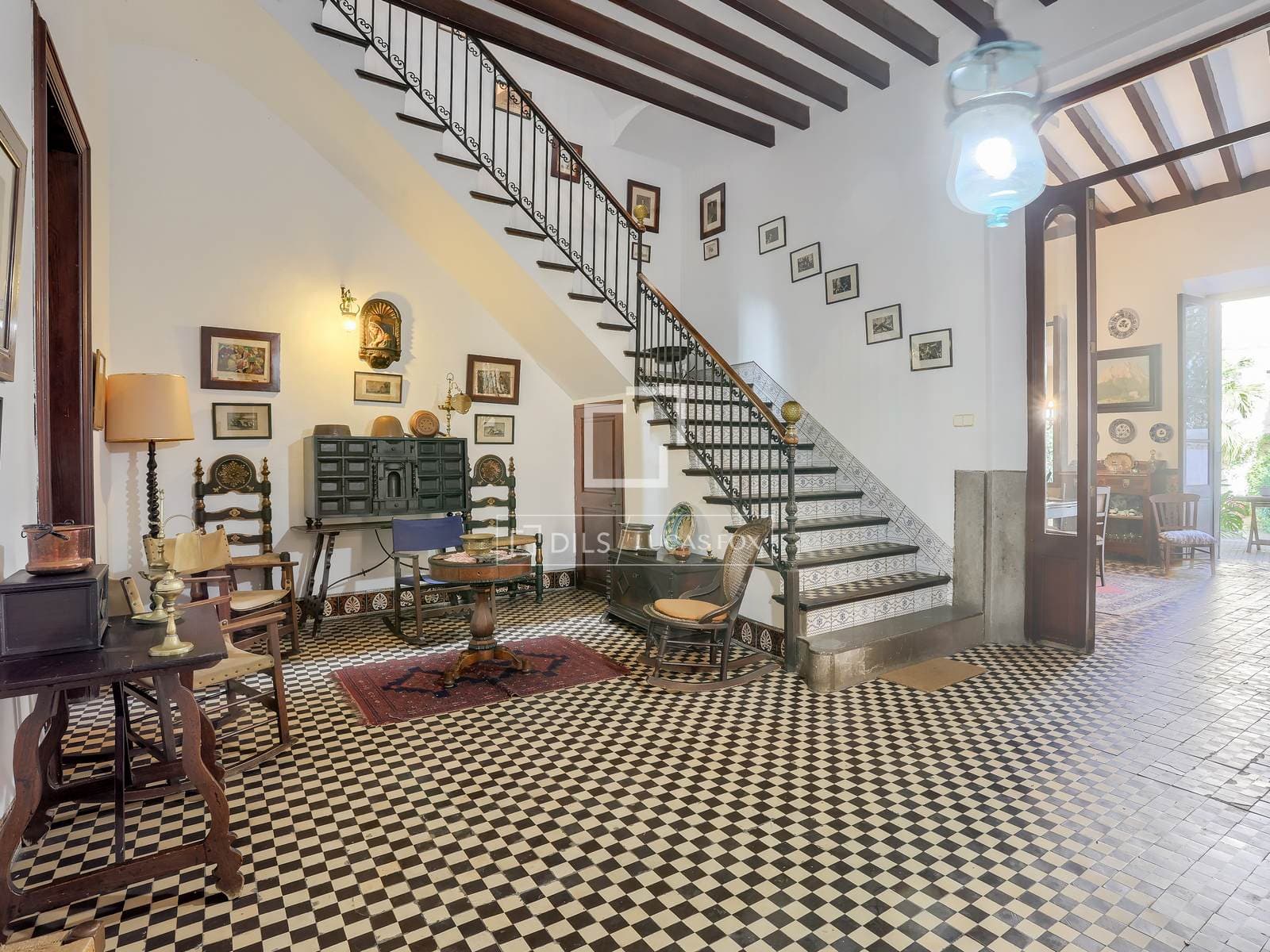 6 Bedrooms House / Villa in  carrer de sa lluna