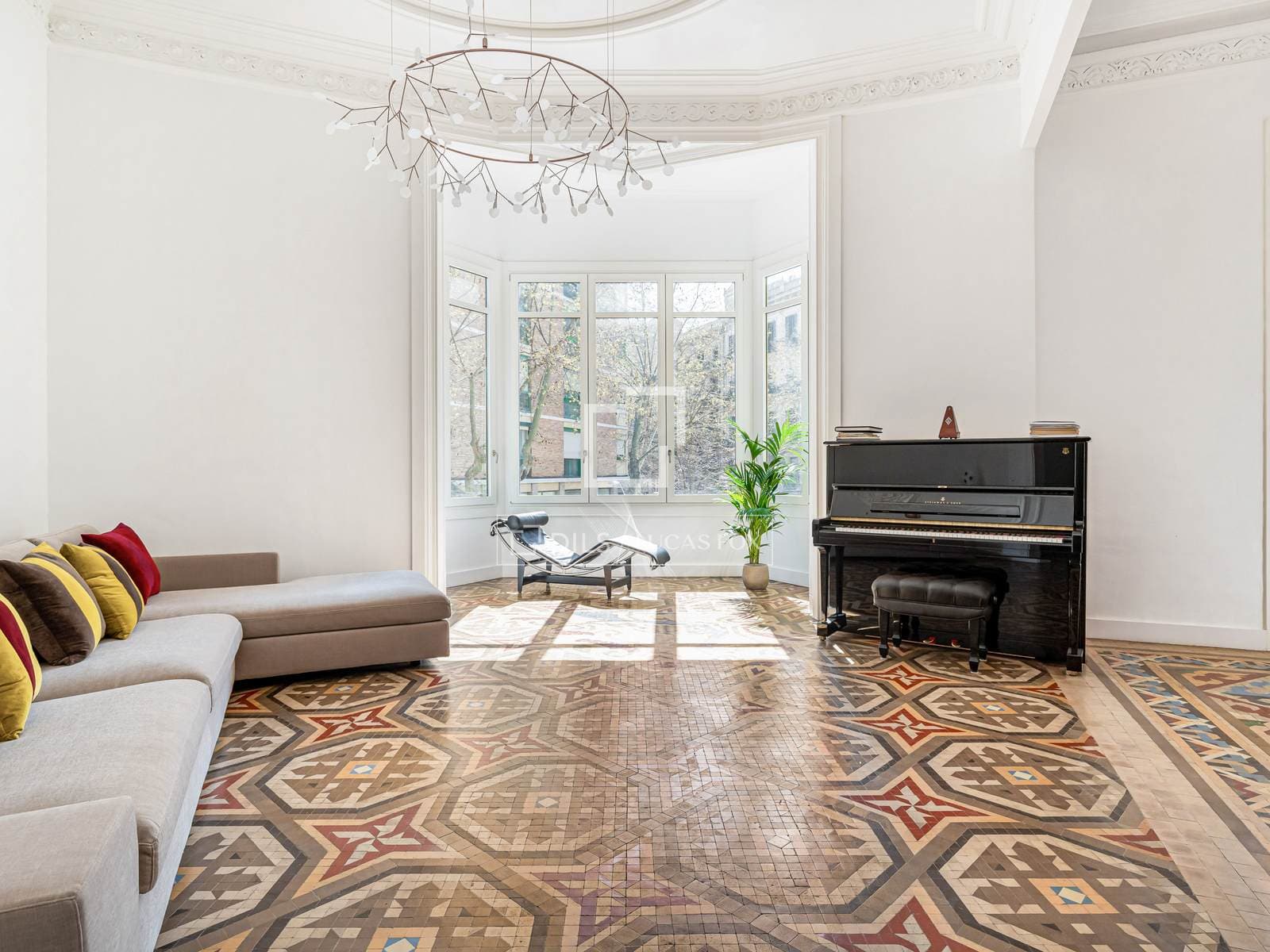 5 Bedrooms Apartment in  Ausias March - photo 1