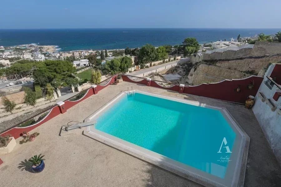 6 Bedroom Villa in Naxxar - photo 1