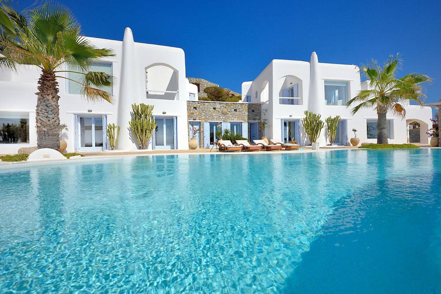 9 Bedroom Villa in Psarrou