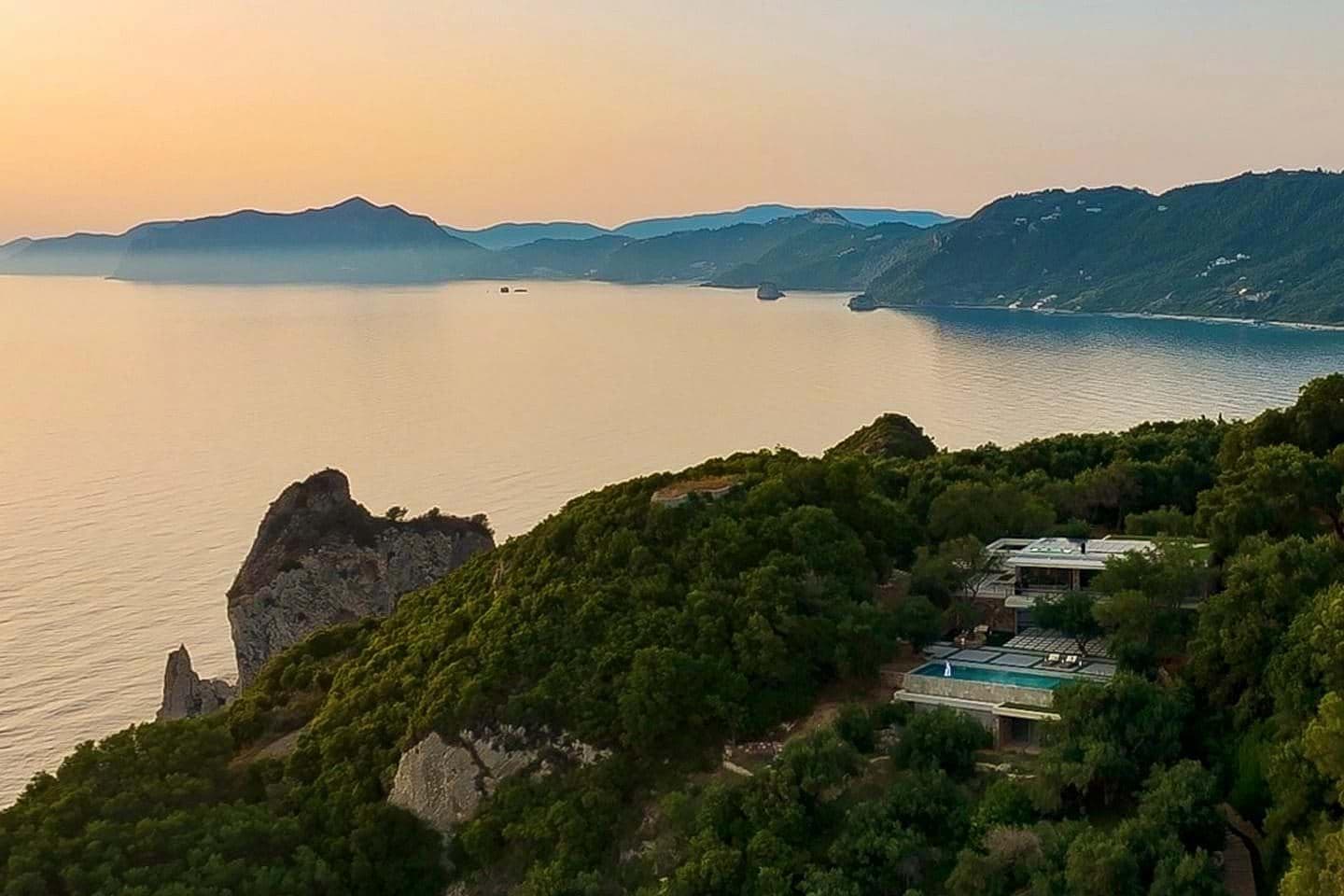 5 Bedroom Villa in Αgios Georgios - photo 1