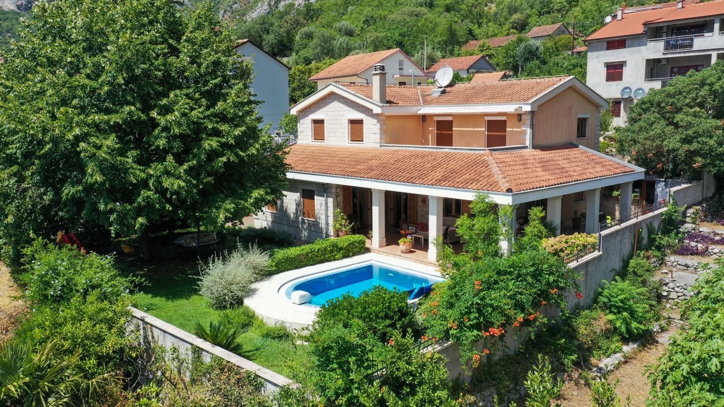 4 Bedroom Family Home in Kotor - photo 1