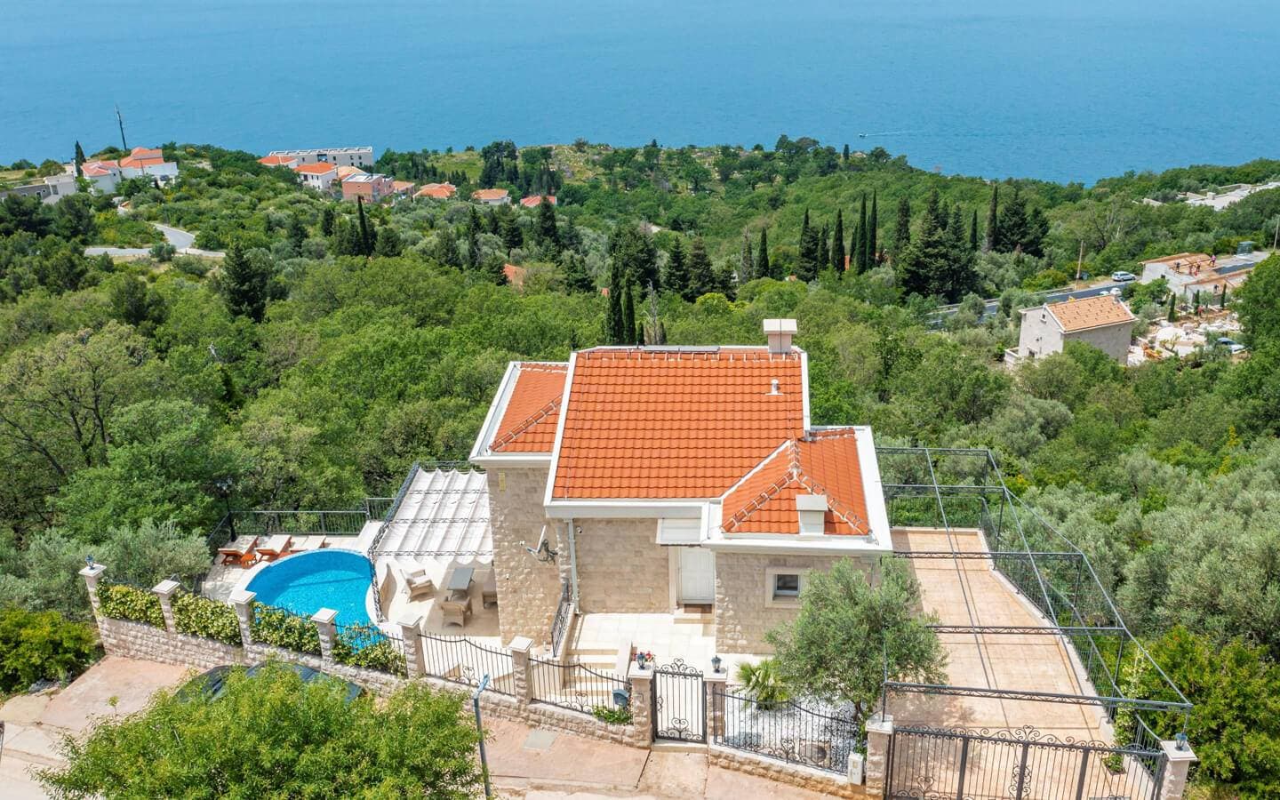 8 Bedroom Villa in Reževici - photo 1
