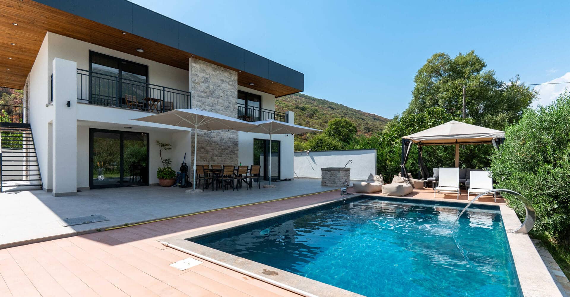 4 Bedroom Property in Kotor - photo 1