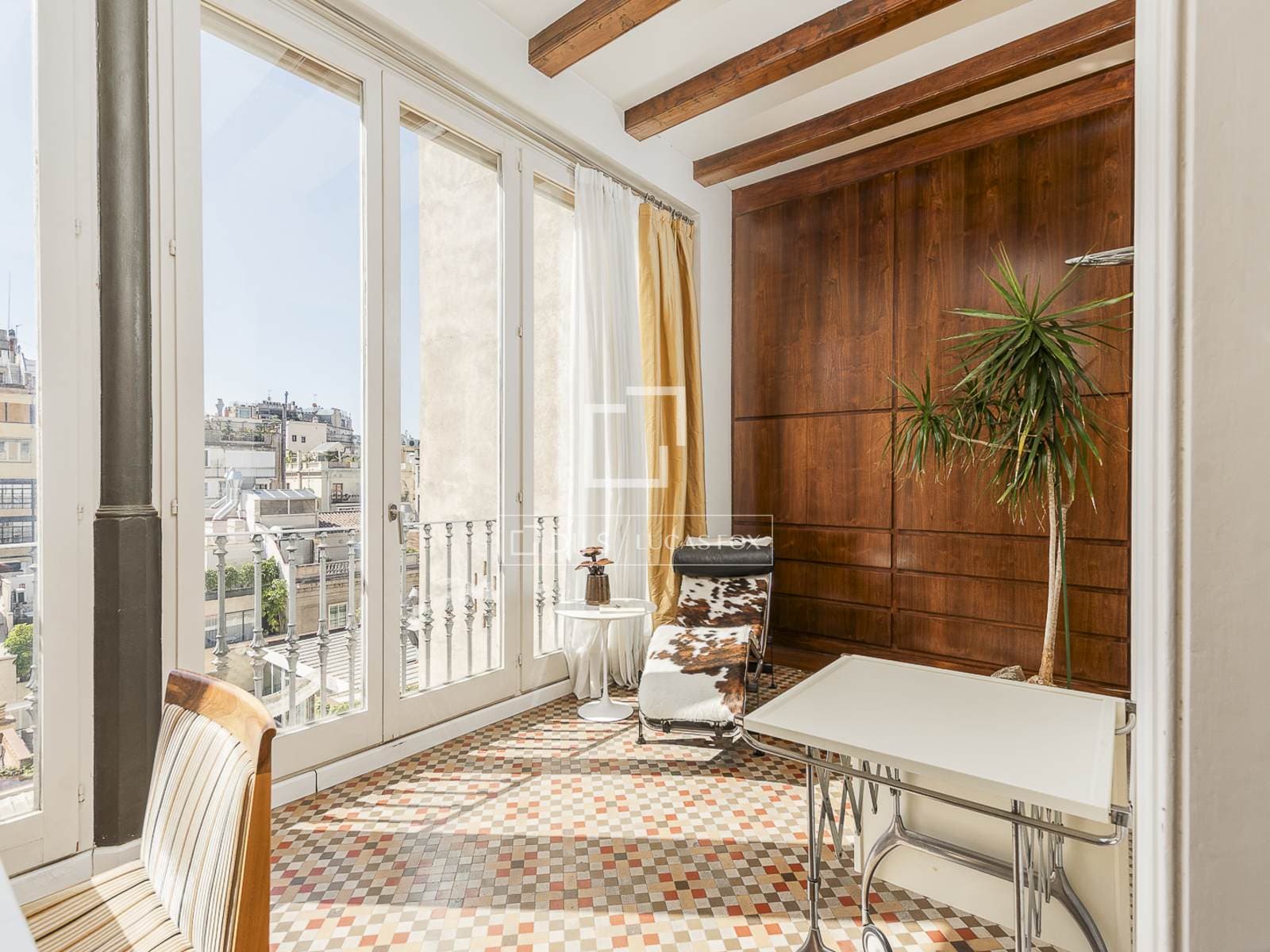 3 Bedroom Apartment in Rosselló - photo 1