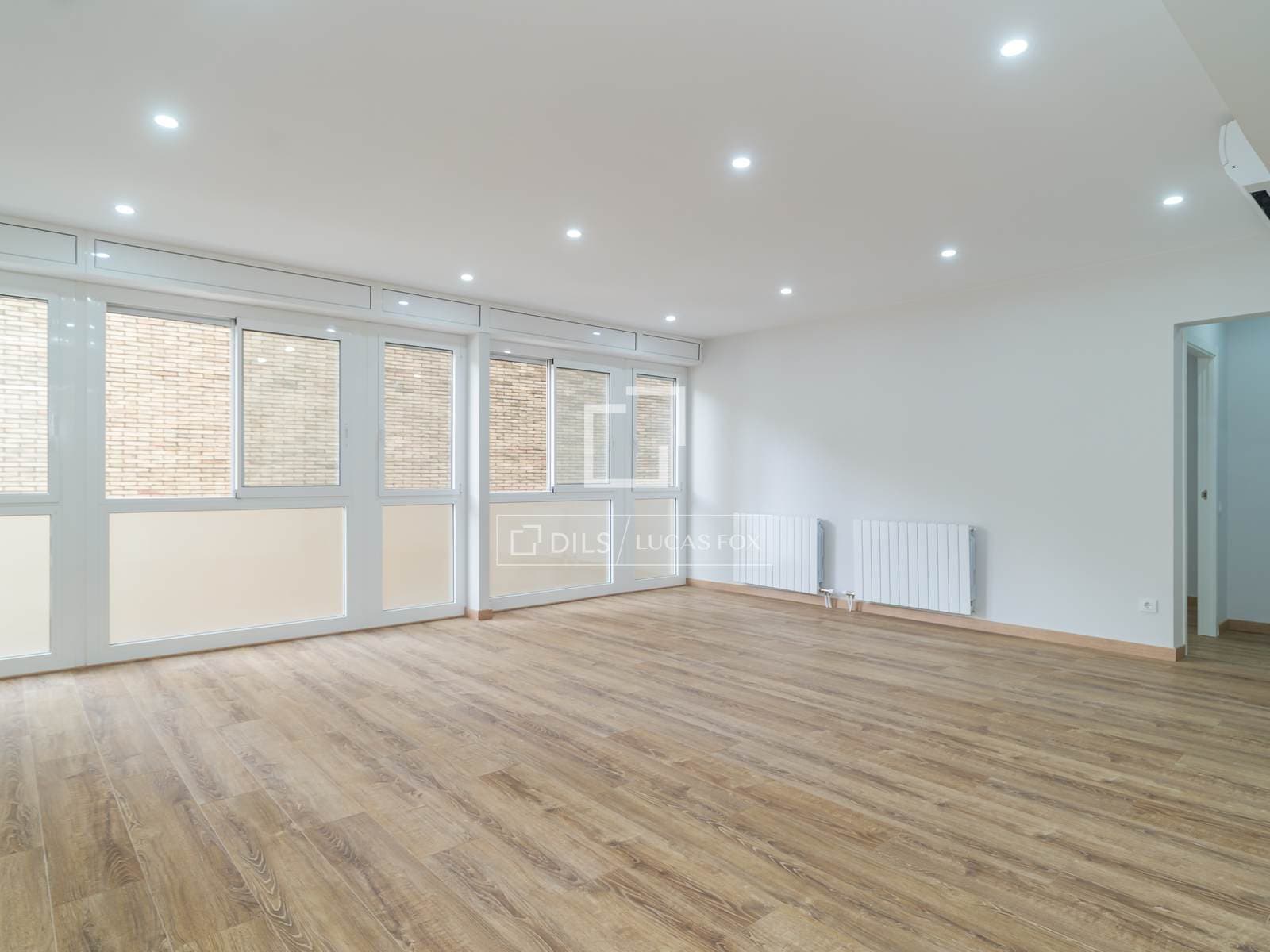 6 Bedroom Apartment in consell de cent - photo 1