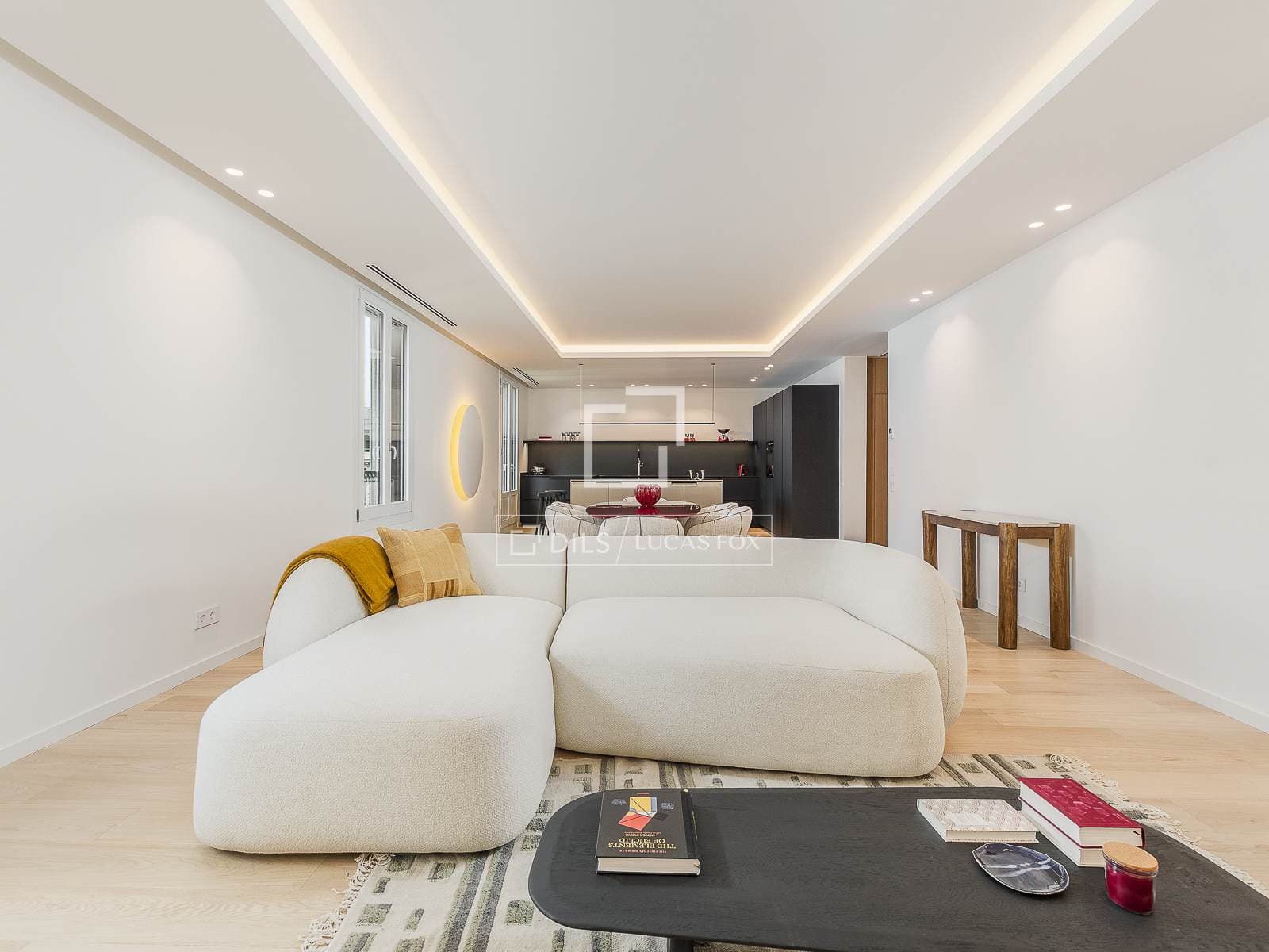 4 Bedroom Apartment in Consell de Cent - photo 1