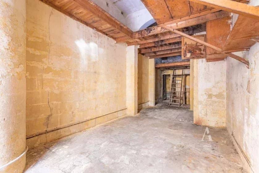 Studio Commercial property in Valletta - photo 1