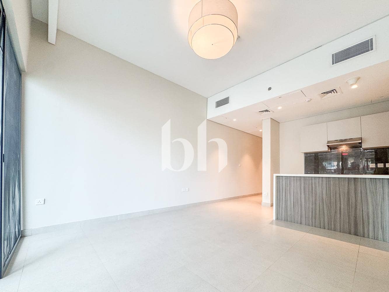 1 Bedroom Apartment in Sol Avenue - photo 2