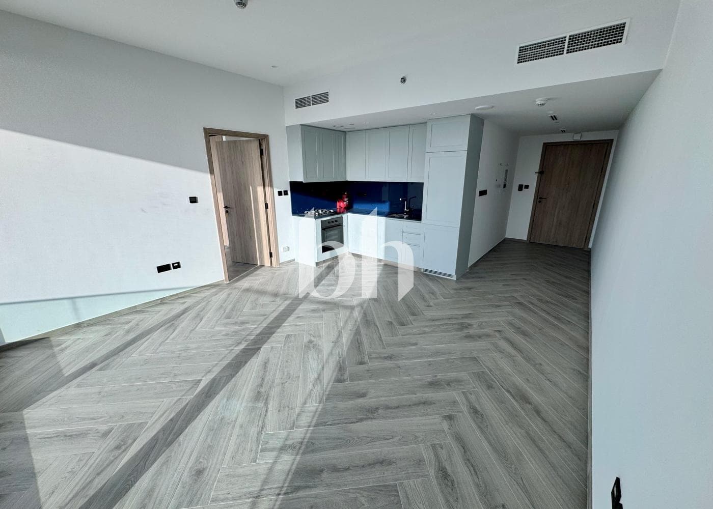 1 Bedroom Apartment in Peninsula Three - photo 1
