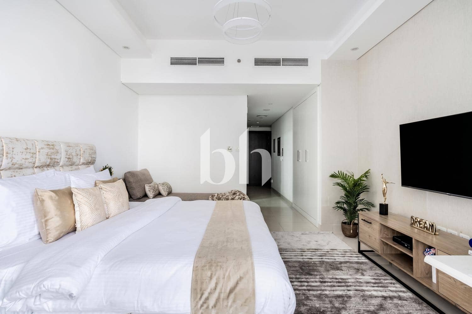 Studio Apartment in Waves Tower - photo 2