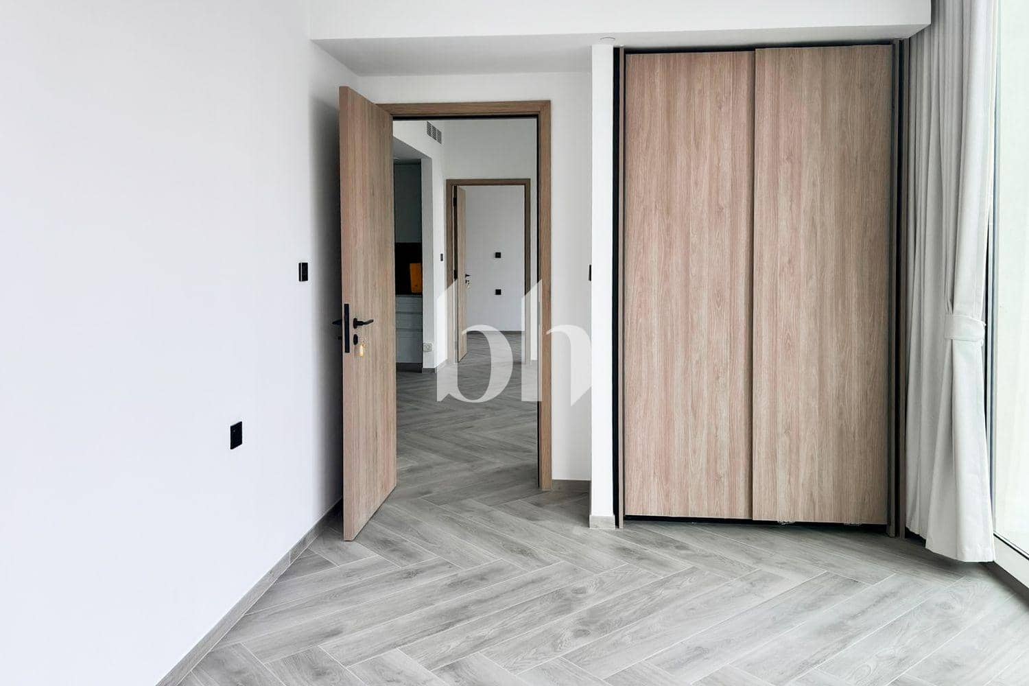2 Bedroom Apartment in Peninsula Three - photo 2