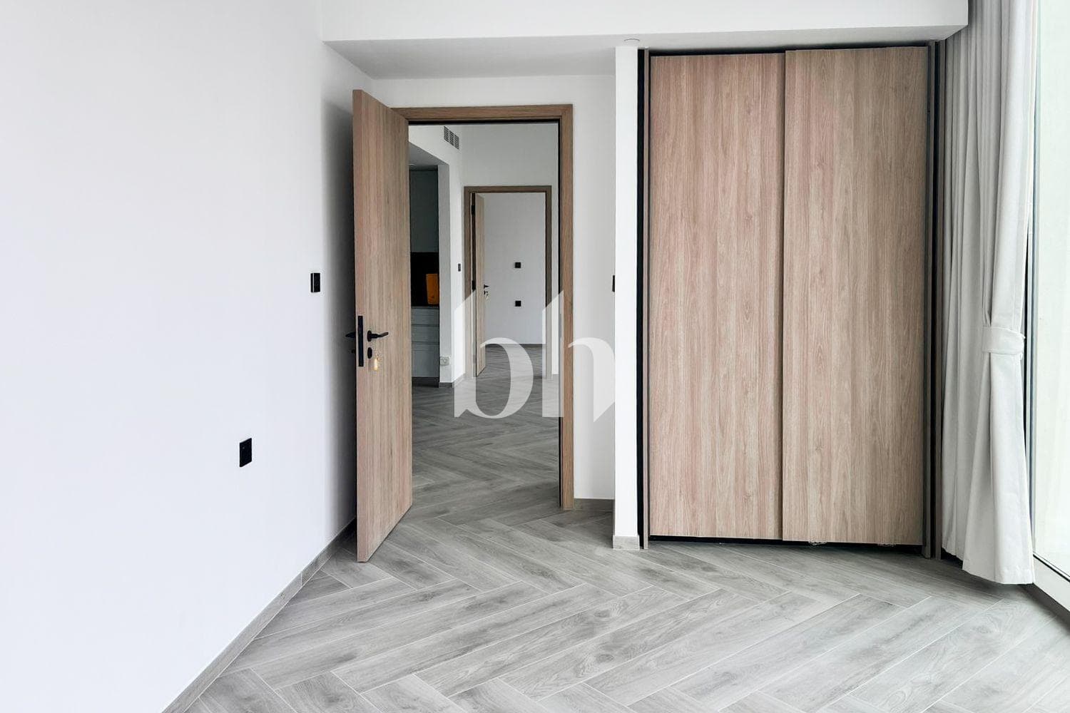2 Bedroom Apartment in Peninsula Three - photo 2