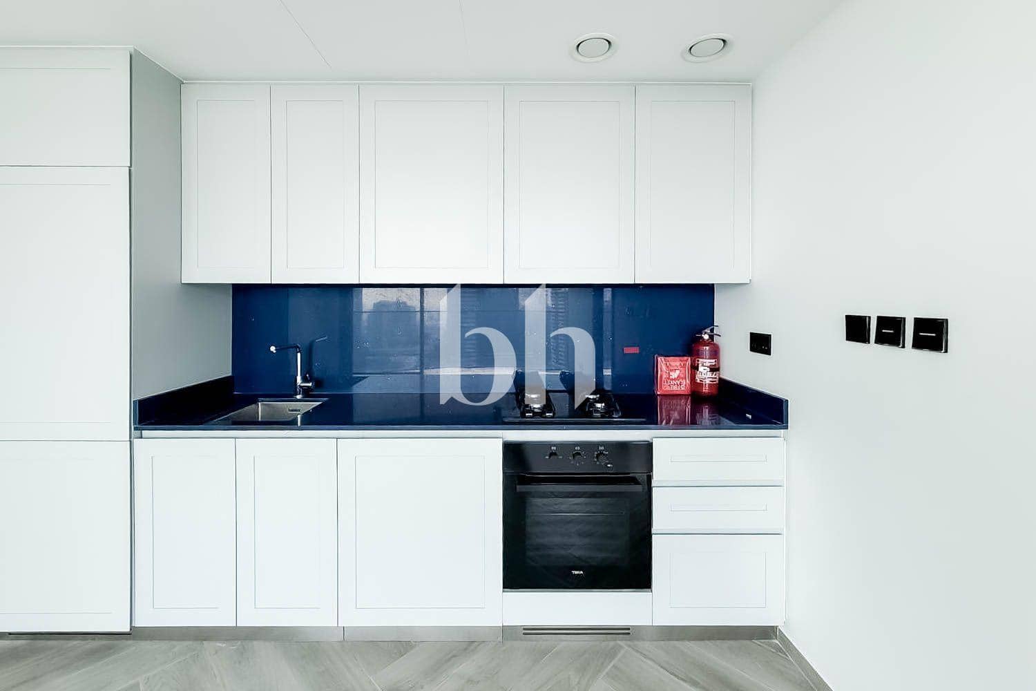 1 Bedroom Apartment in Peninsula Three - photo 2
