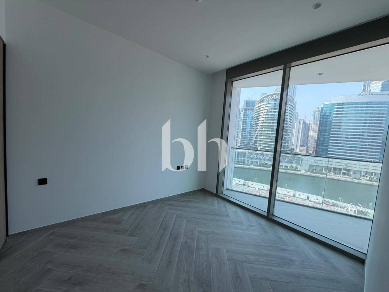 1 Bedroom Apartment in Peninsula Three - photo 1