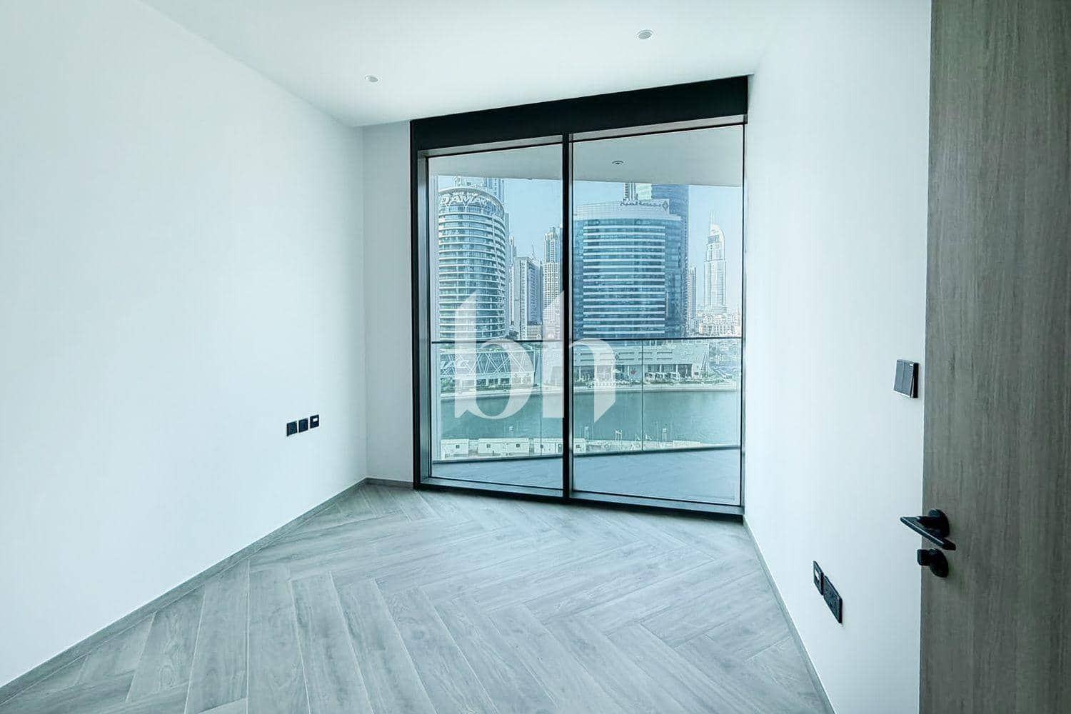1 Bedroom Apartment in Peninsula Three - photo 1