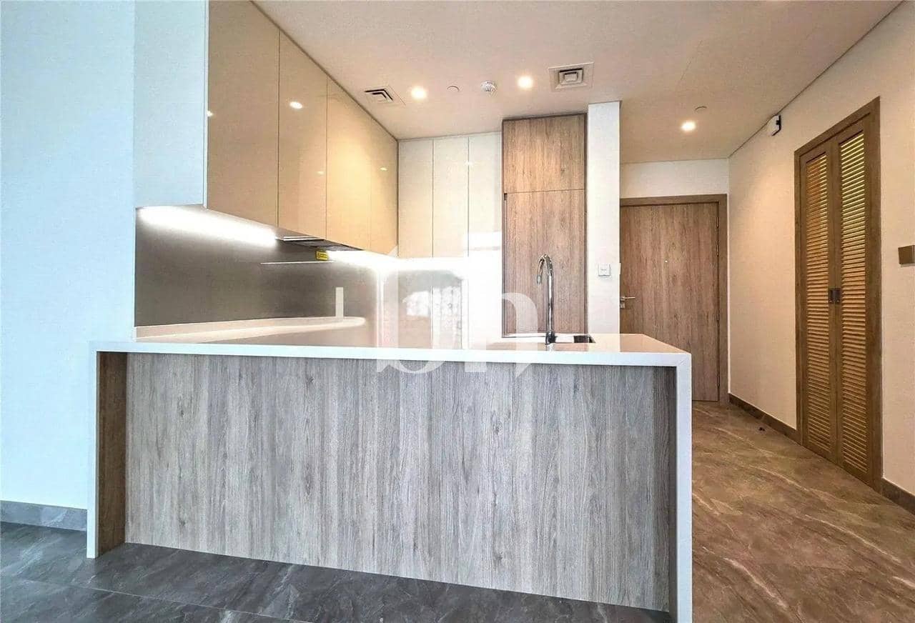 1 Bedroom Apartment in Peninsula Two - photo 1