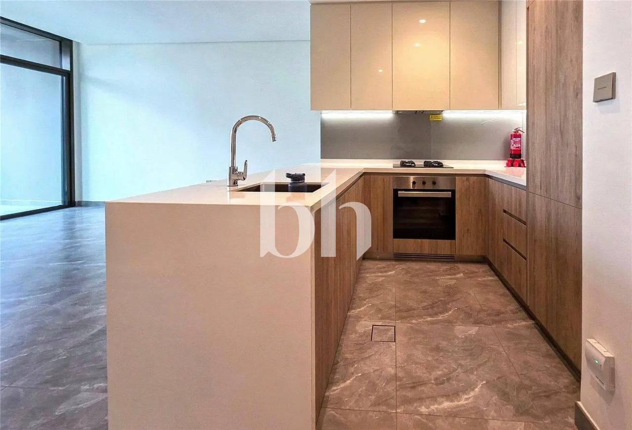1 Bedroom Apartment in Peninsula Two - photo 2