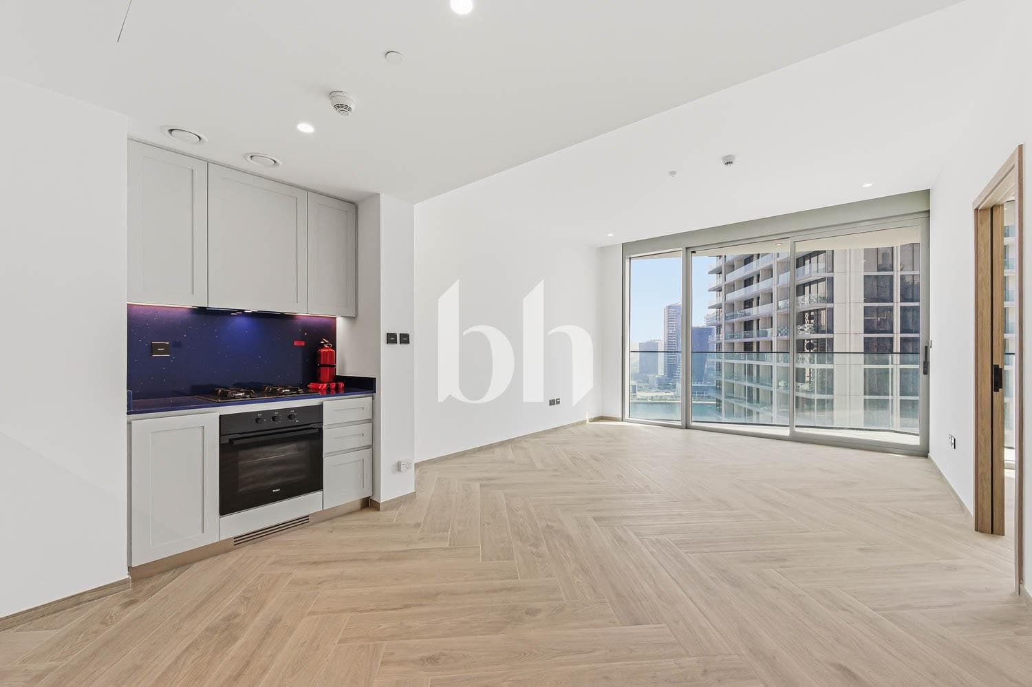 1 Bedroom Apartment in Peninsula Three - photo 2