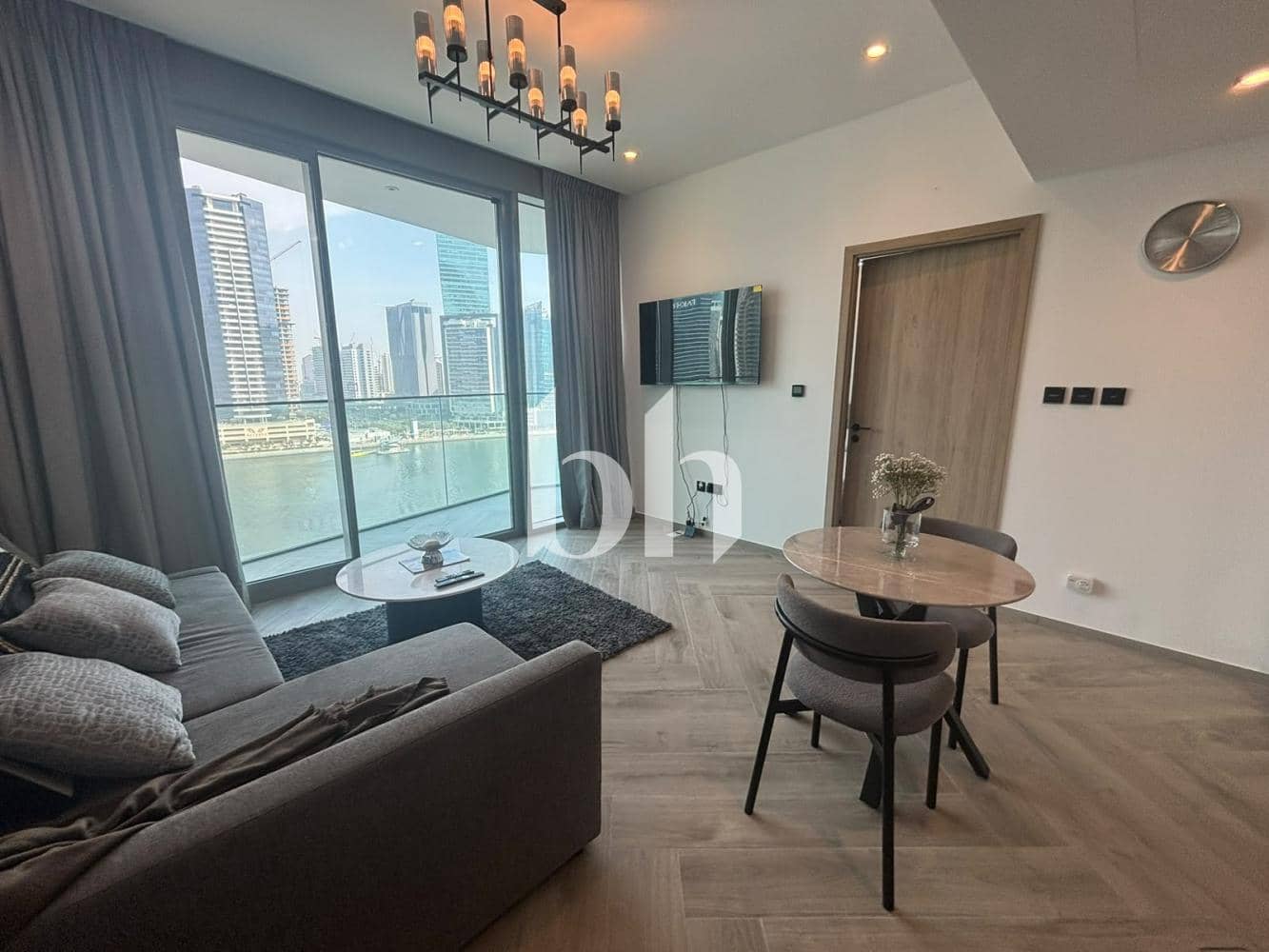 1 Bedroom Apartment in Peninsula Three - photo 1