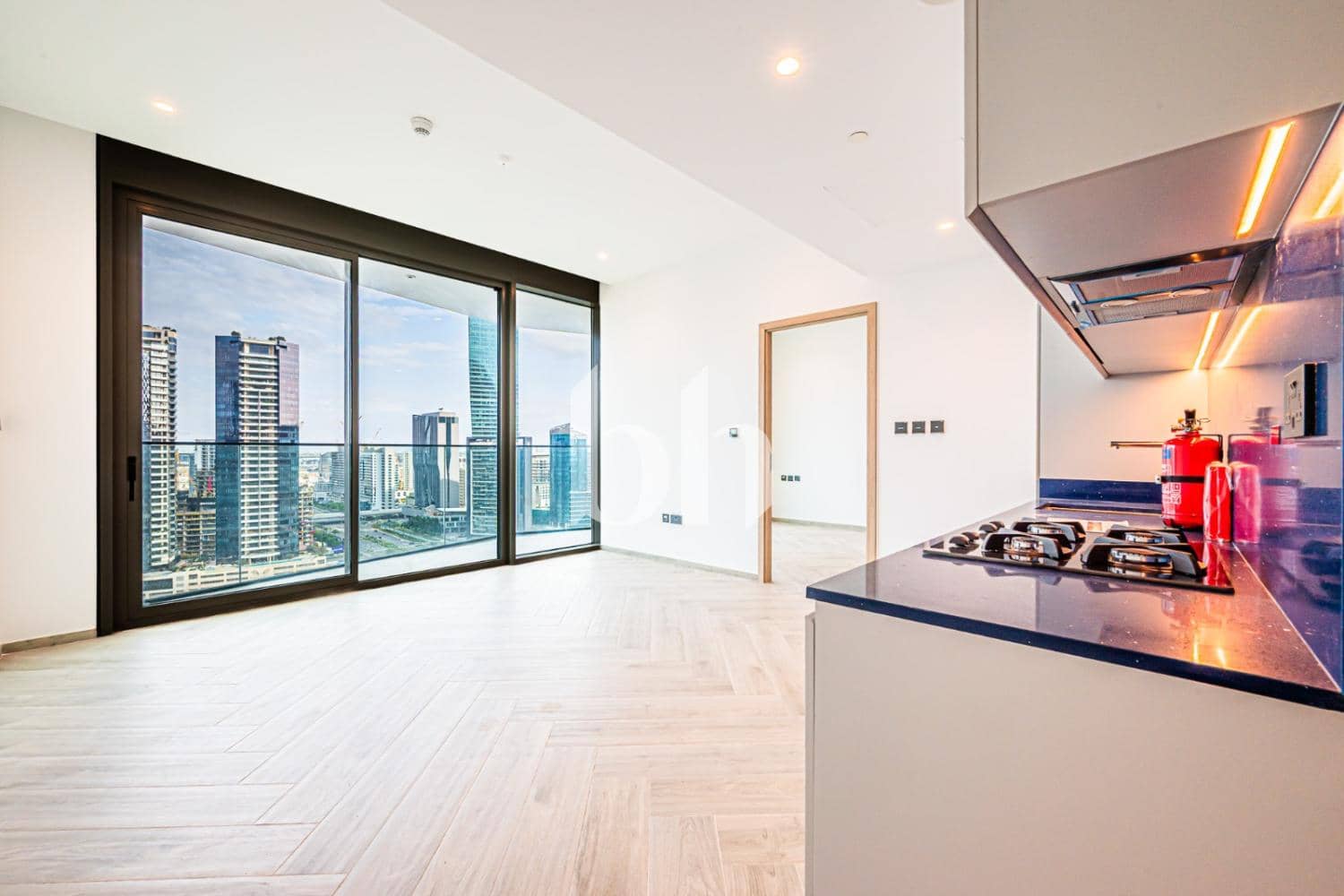 1 Bedroom Apartment in Peninsula Three - photo 2