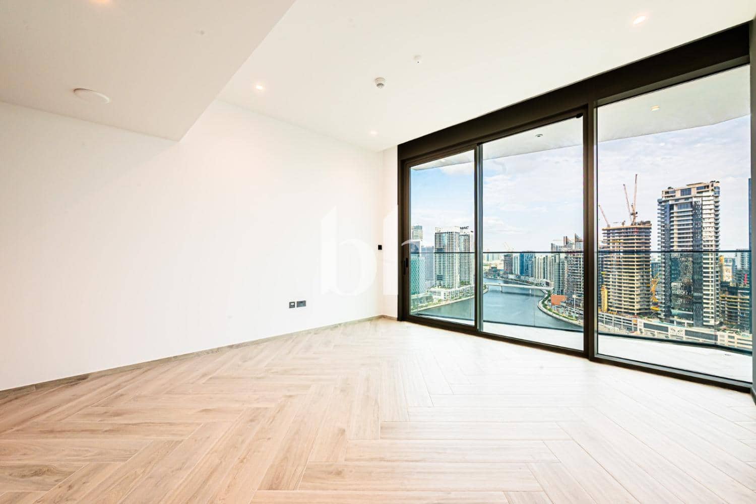 1 Bedroom Apartment in Peninsula Three - photo 1