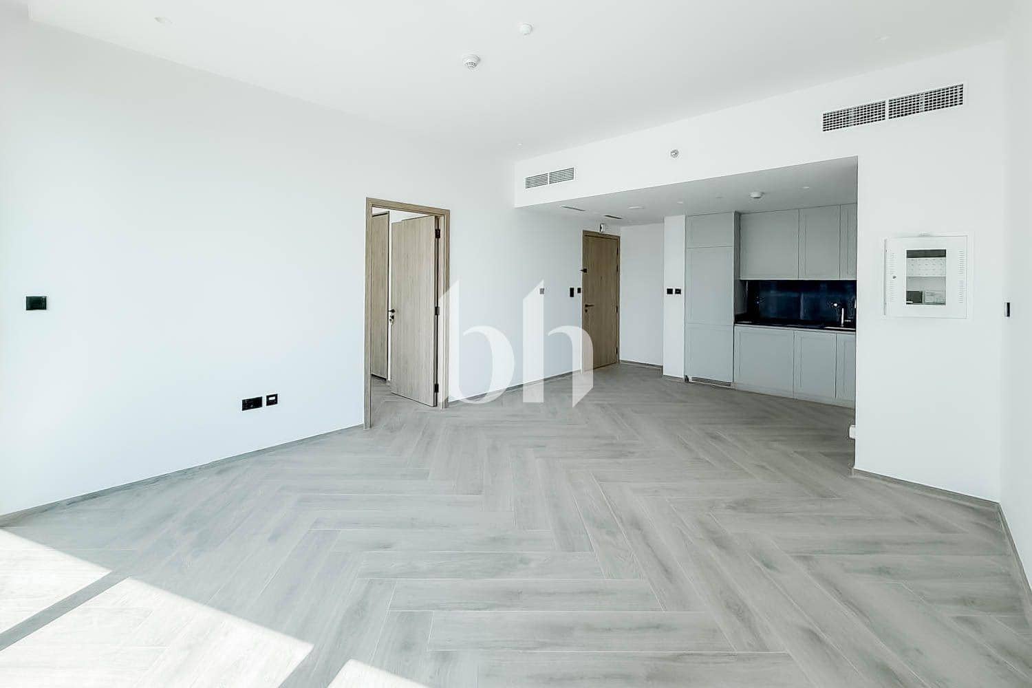 1 Bedroom Apartment in Peninsula Three - photo 1