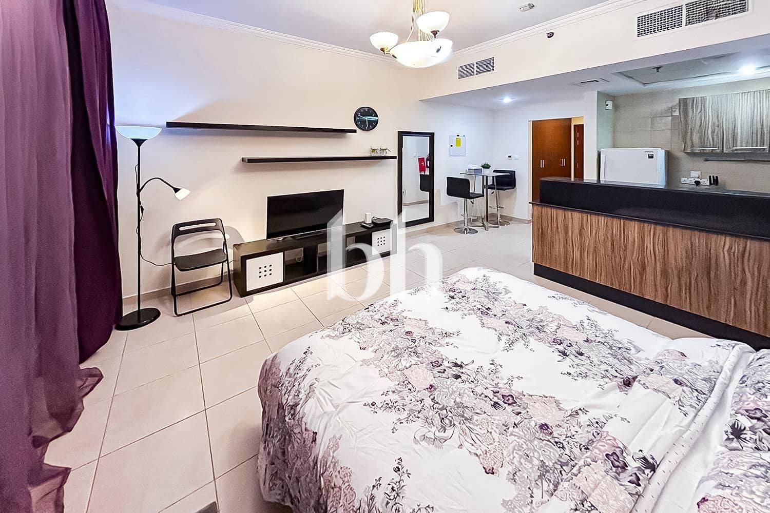 Studio Apartment in Burj Al Nujoom - photo 1
