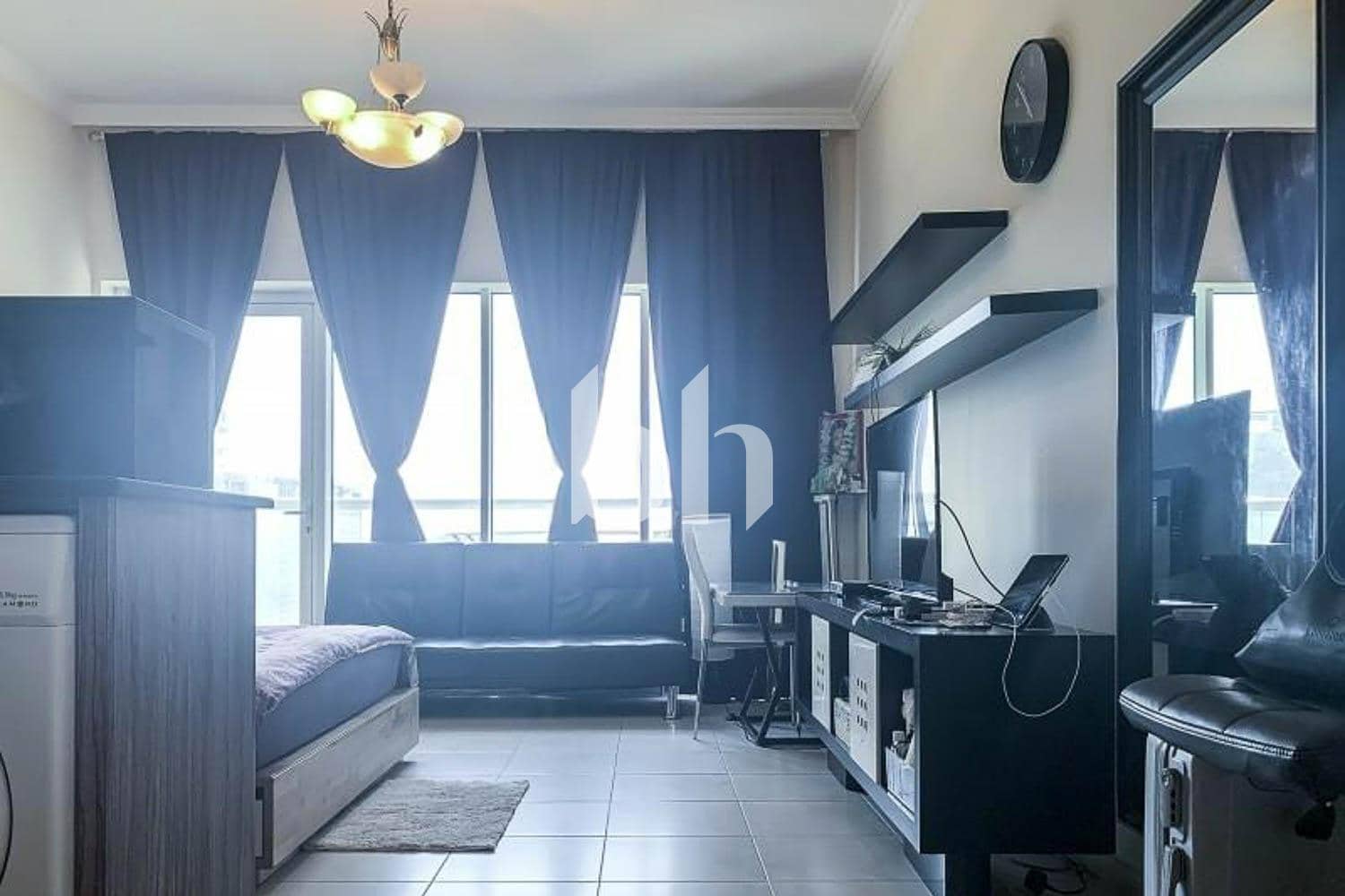 Studio Apartment in Burj Al Nujoom - photo 1