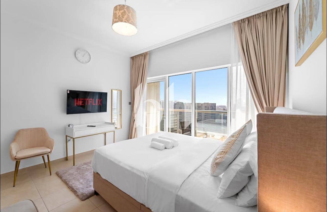 Studio Apartment in Burj Al Nujoom - photo 1