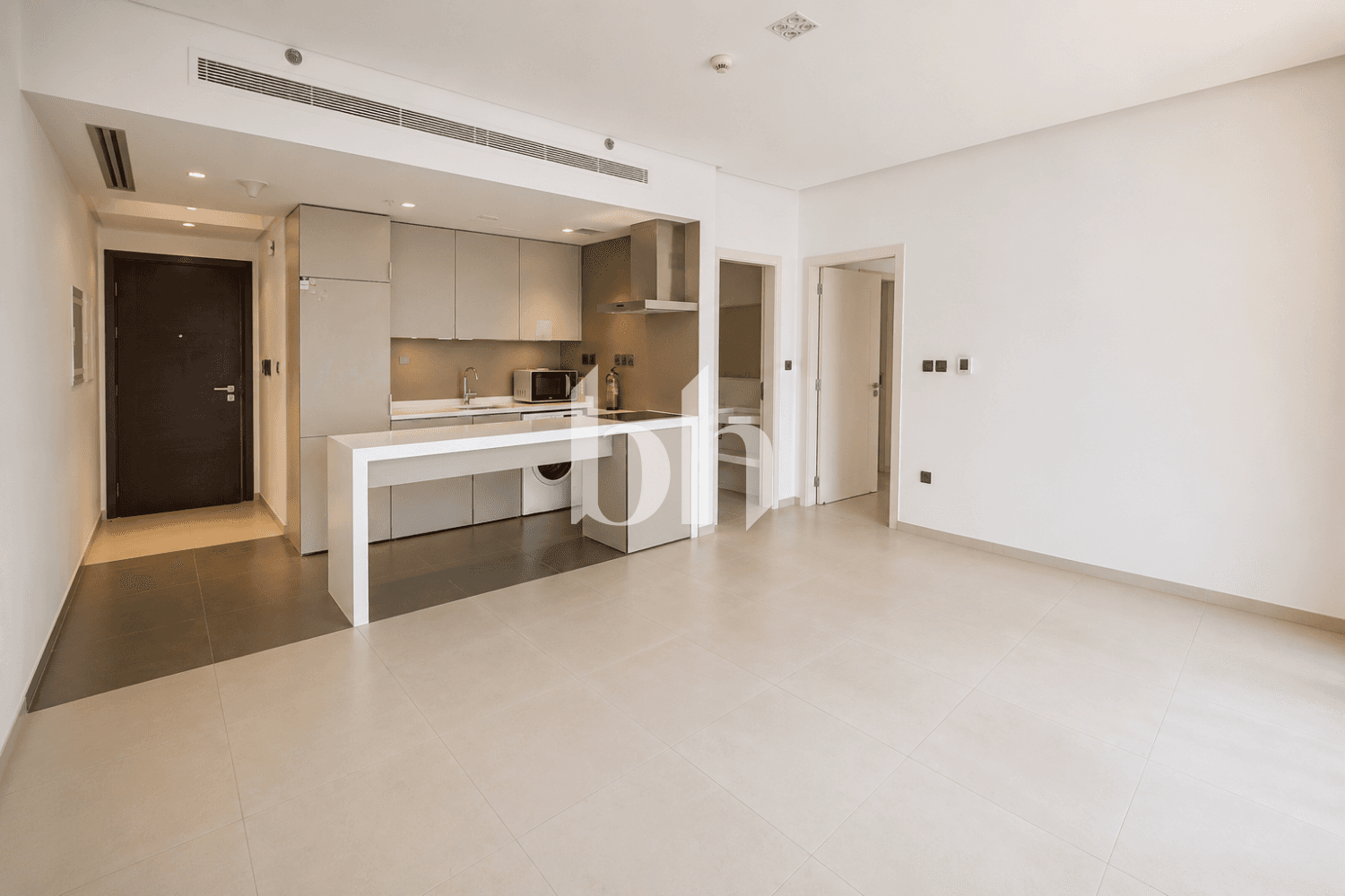 1 Bedroom Apartment in West Avenue Tower