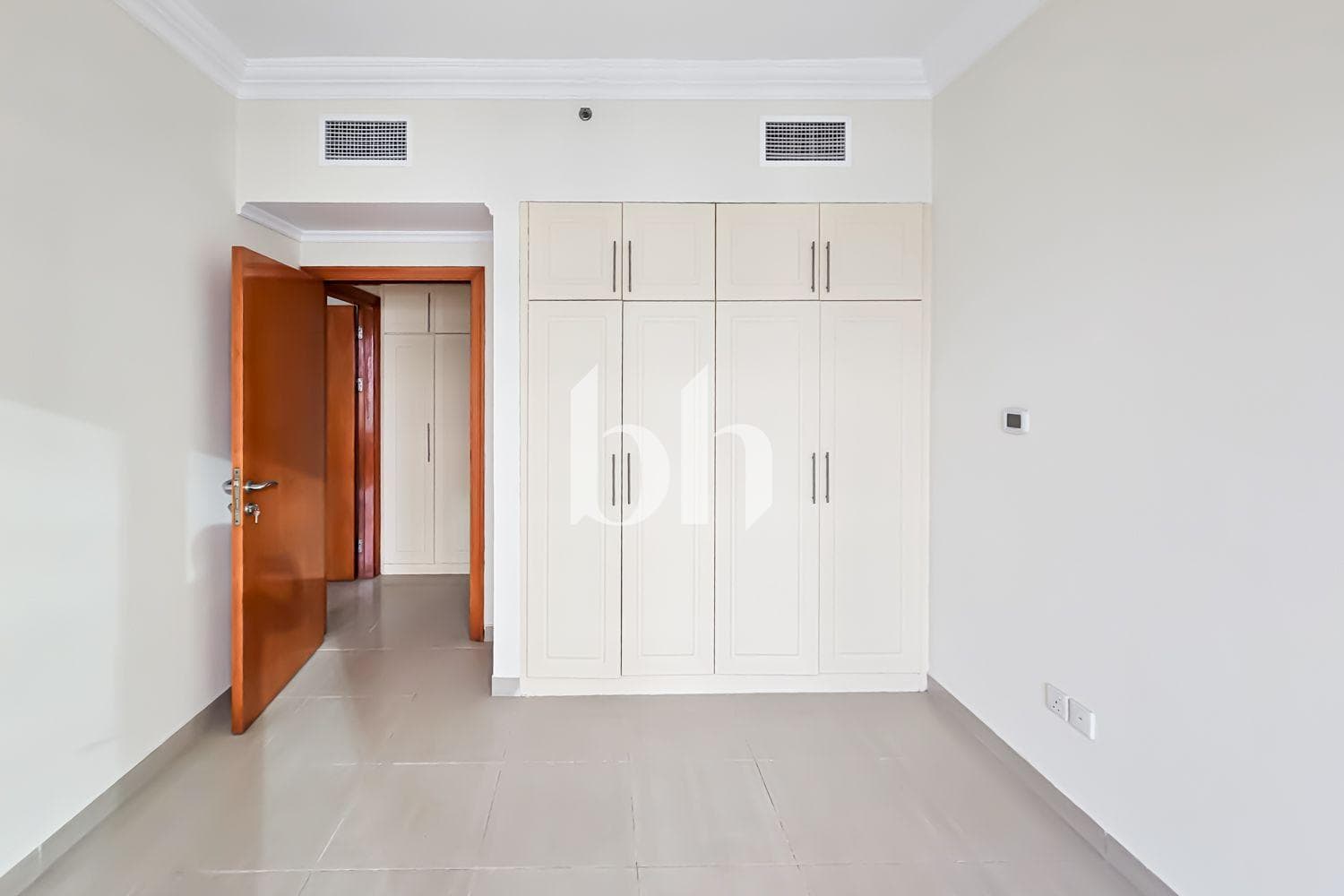 3 Bedroom Apartment in Manchester Tower - photo 2