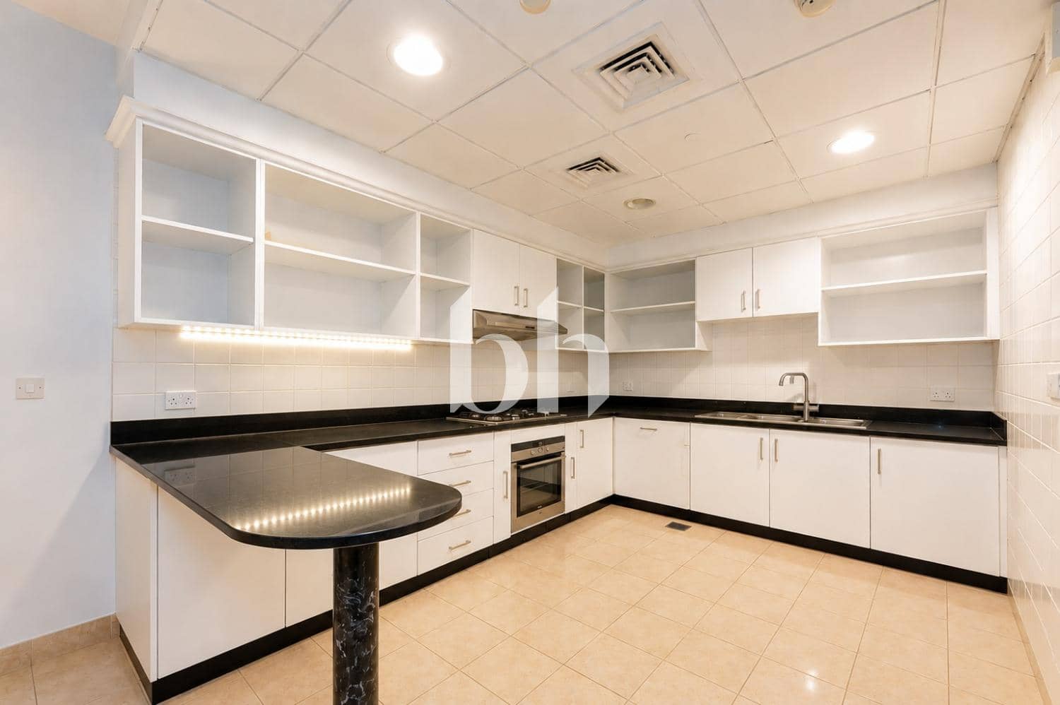 2 Bedroom Apartment in Marina Mansions - photo 2