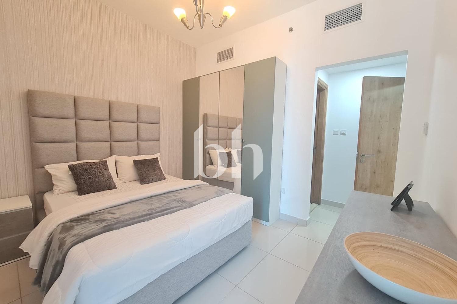 1 Bedroom Apartment in Continental Tower - photo 2