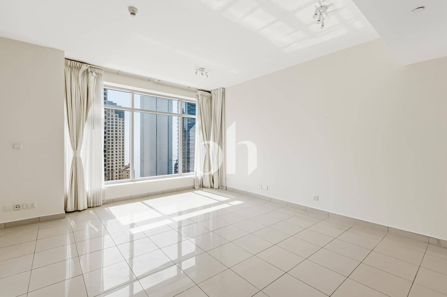 1 Bedroom Apartment in Bonaire Tower - photo 1