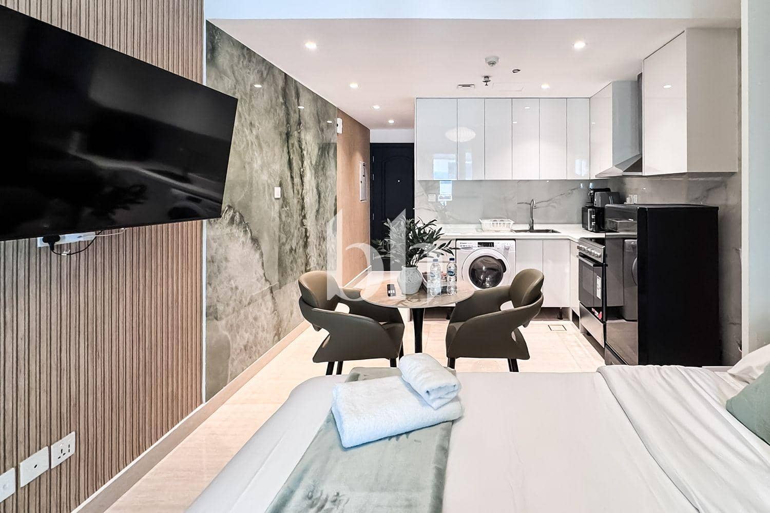 Studio Apartment in Manchester Tower - photo 1