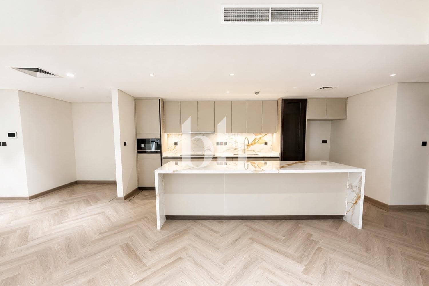 4 Bedroom Apartment in Sadaf 8 - photo 1
