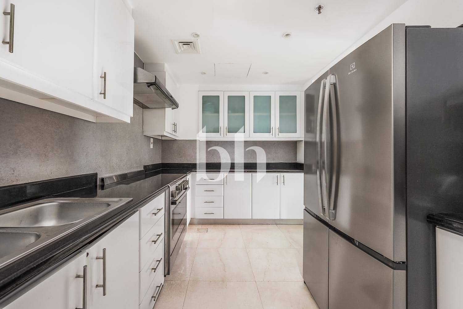 3 Bedroom Apartment in Shams 1 - photo 2