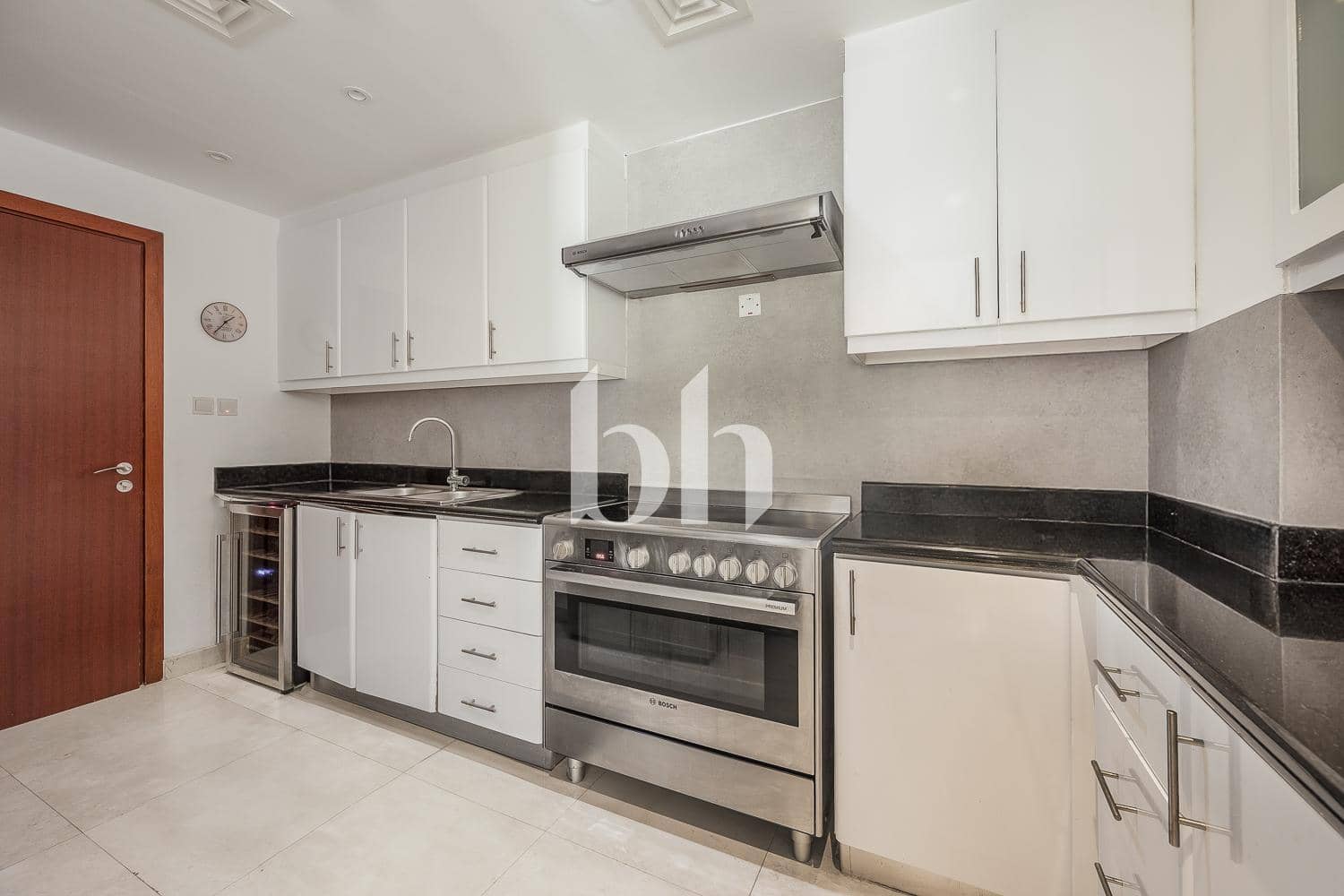 3 Bedroom Apartment in Shams 1 - photo 1