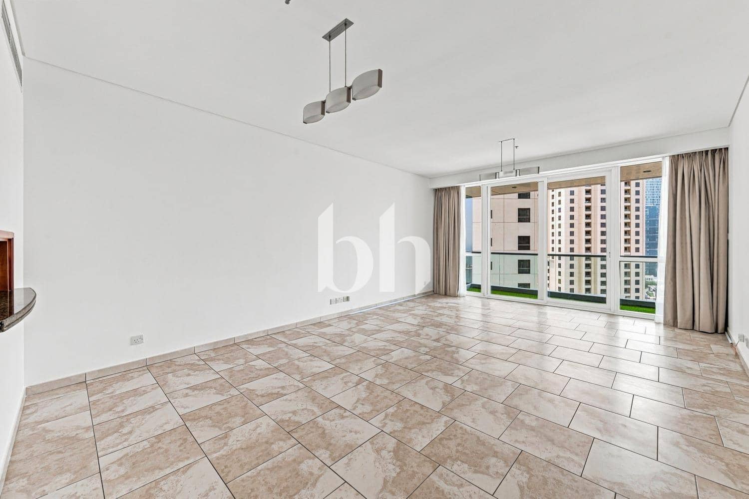 3 Bedroom Apartment in Al Fattan Marine Towers - photo 1
