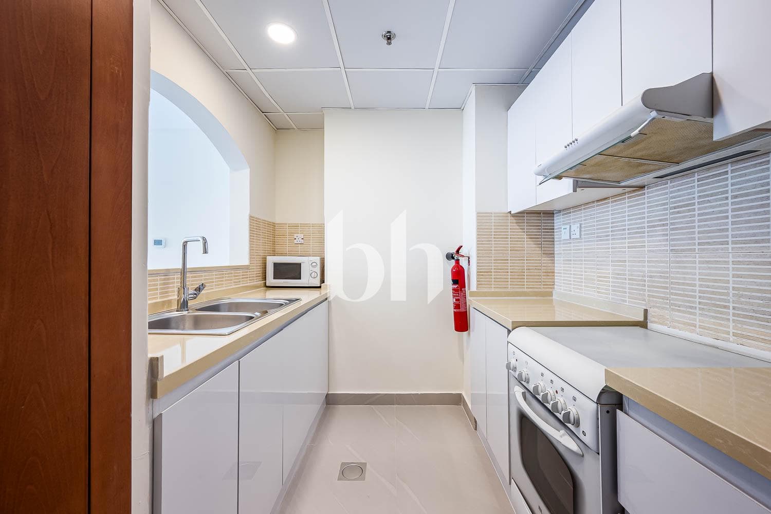 1 Bedroom Apartment in Lake Point Tower - photo 2