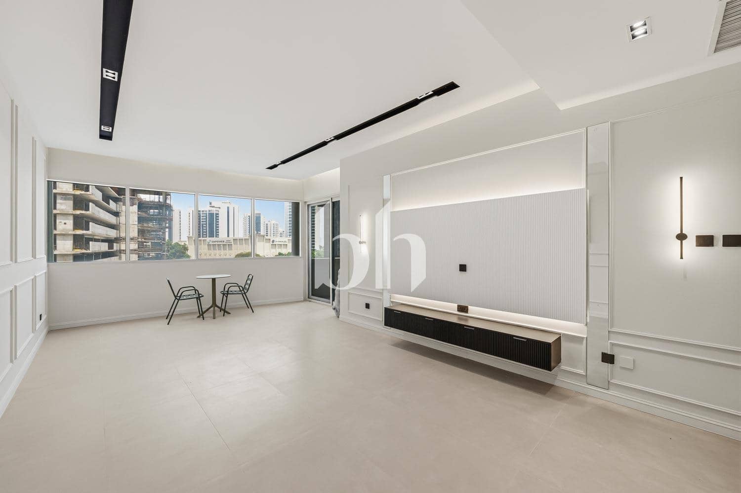 1 Bedroom Apartment in Lake Shore Tower - photo 2