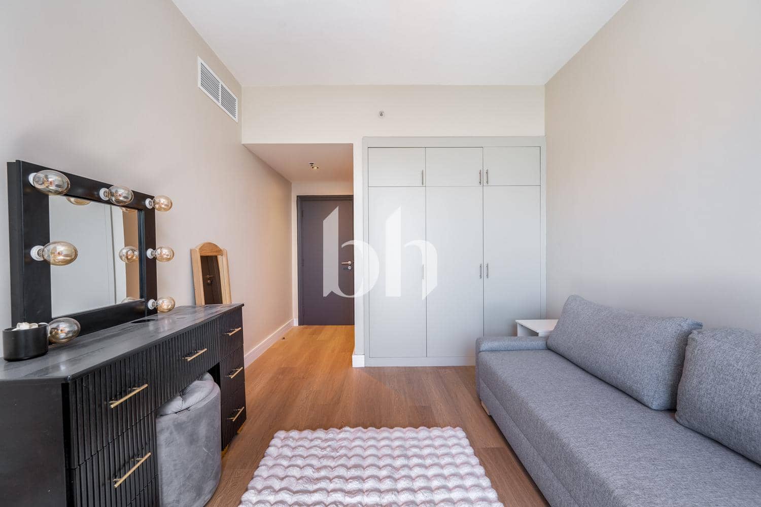 2 Bedroom Apartment in Lake Point Tower