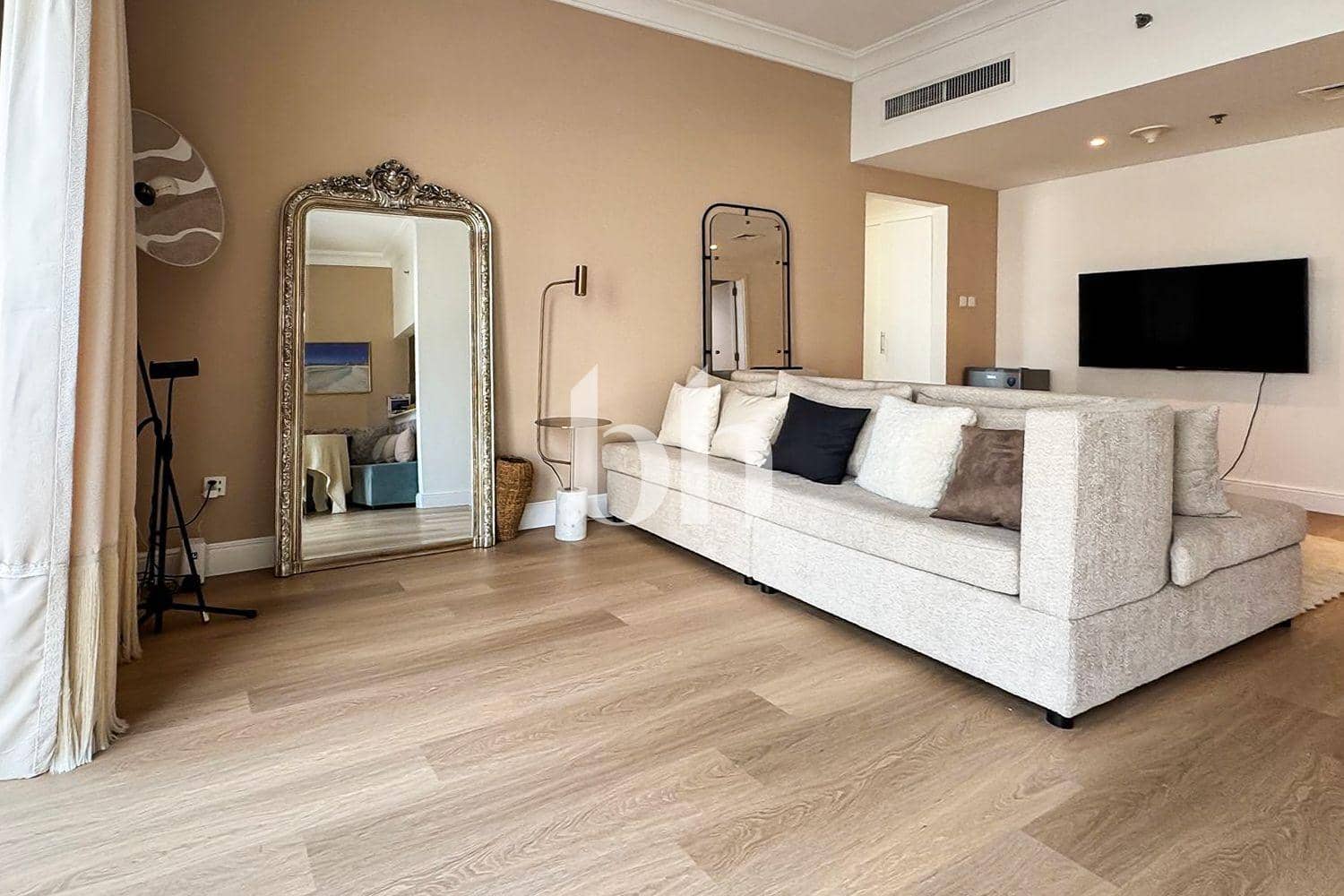 1 Bedroom Apartment in Lake Shore Tower - photo 2